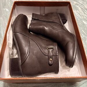 Ankle brown leather boots